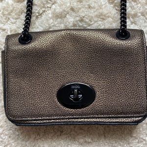 NWT COACH F53589 TURNLOCK CHAIN CLUTCH WALLET in METALLIC GOLD PEBBLE LEATHER